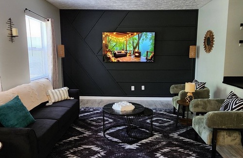 Ashland Apartment | Morning Brew With a Breathtaking Park View, Central to All Things/Places