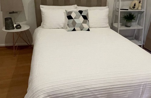 Mornington House | Mornington guesthouse- 8 minutes from the beach!