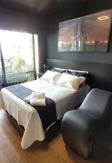 Vila Suzana Apartment | Morumbi, Apartamento Pub, SPA com hidromassagem, PISCINA Aquecida PRIVATIVA, LAREIRA, tudo que você precisa para descansar, trabalhar ou realizar aquela comemoração! Com total conforto e PRIVACIDADE! O Apt Nota 10 de SP!