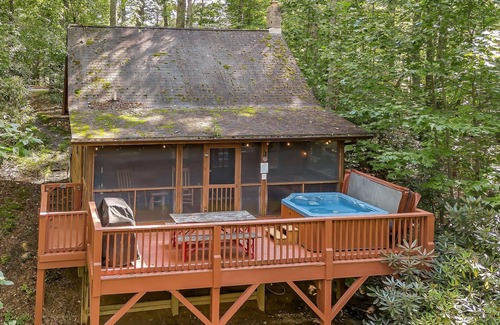 West Jefferson Cabin | Mossy Top Log Cabin + Hot Tub + Hiking to New River
