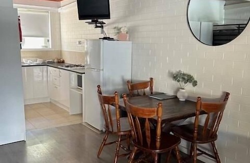 Thornton Apartment | MOTEL 5 - Sleeps up to 5 - Queen bed, single bunk set, trundle bed