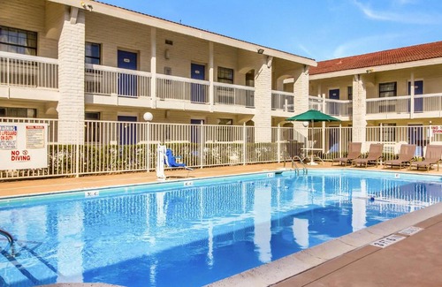 Baytown Hotel | Motel 6-Baytown, TX - Garth Rd