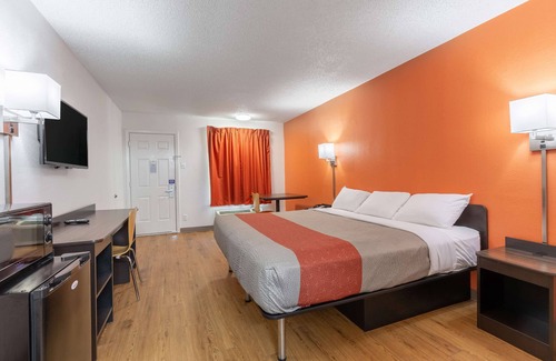 Bryan Hotel | Motel 6 Bryan, TX - University Area