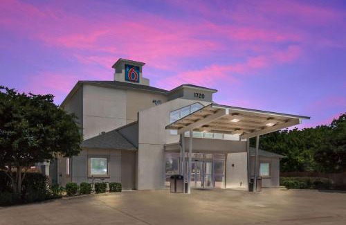 Cleburne Hotel | Motel 6-Cleburne, TX