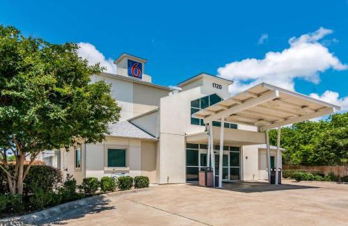 Cleburne Hotel | Motel 6-Cleburne, TX