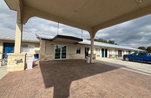 Junction Hotel | Motel 6 Junction, TX Llano River