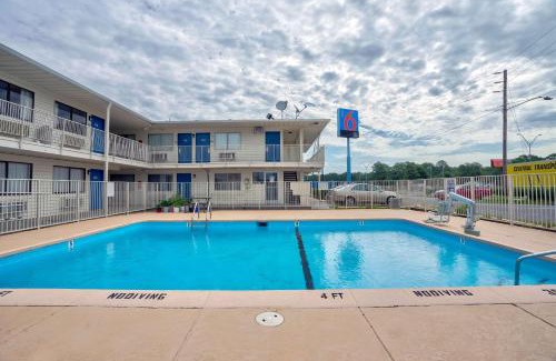 Lumberton Hotel | Motel 6-Lumberton, NC