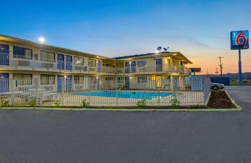 Lumberton Hotel | Motel 6-Lumberton, NC