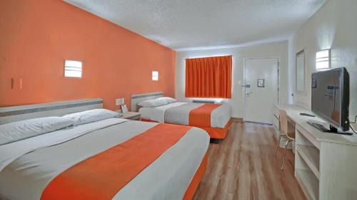 Maple Shade Hotel | Motel 6-Maple Shade Township, NJ - Philadelphia - Mt Laurel
