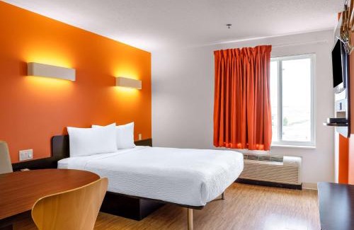 Swift Current Hotel | Motel 6-Swift Current, SK