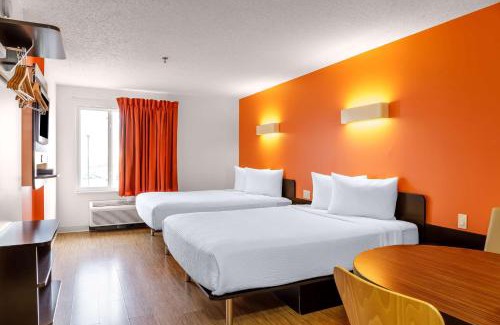 Swift Current Hotel | Motel 6-Swift Current, SK