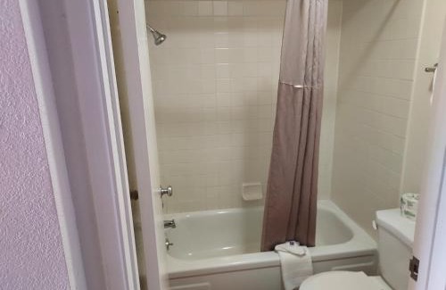 Bishop Hotel | Motel 6