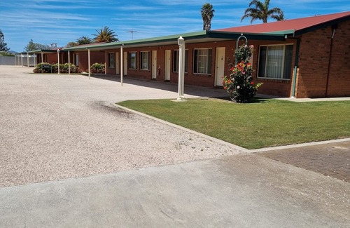 Melville Cabin | Motel Unit, 1 Street back from the beach with tidal pool