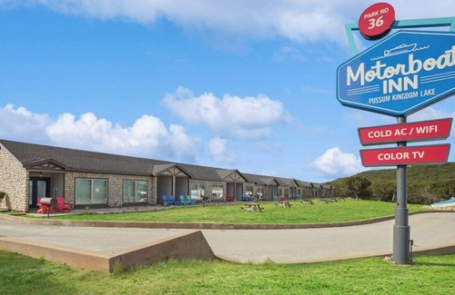 Graford Hotel | MotorBoat Inn Suite 2 Pet Friendly