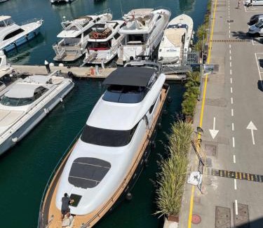 Barceloneta Boat Rental | MotorYacht 21 avec équipage