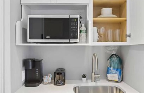 Mott Haven Hotel | Mott Haven King Suite | Gym | Kitchenette | Free Wi-Fi