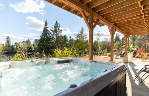 Saint-Calixte House | Mountain and lake view Guest Suite with Spa