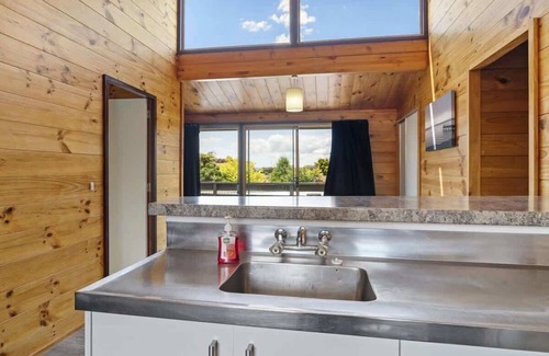 Springfield House | Mountain Bike Retreat | Top Location with Spa Pool