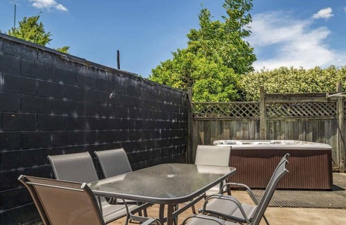 Springfield House | Mountain Bike Retreat | Top Location with Spa Pool