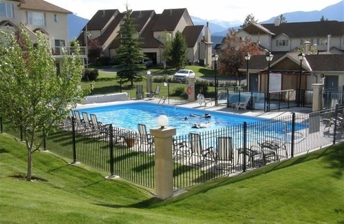 East Kootenay Condo | Mountain Bliss Retreat – Stunning Views & Serene Escape in Radium Hot Springs!