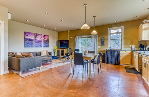 White Salmon House | Mountain cabin on 5 acres with private hot tub & Mt. Hood views