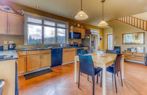 White Salmon House | Mountain cabin on 5 acres with private hot tub & Mt. Hood views