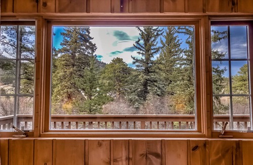 Estes Park Cabin | Mountain Cabin Overlooking Breathtaking Riverfront and Valley Views