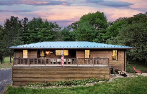 Stanley Ski Chalet | Mountain Cabin w Hot Tub Deck Grill & Fire Pit