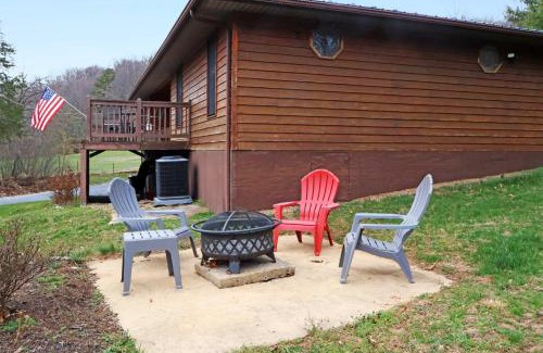 Stanley Ski Chalet | Mountain Cabin w Hot Tub Deck Grill & Fire Pit
