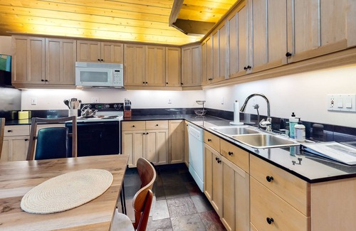 Rhododendron Cabin | Mountain cabin with private hot tub, deck, fireplace & seasonal pool access