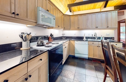 Rhododendron Cabin | Mountain cabin with private hot tub, deck, fireplace & seasonal pool access