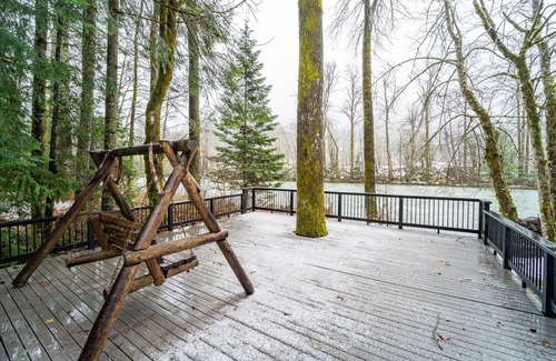 Skykomish Ski Chalet | Mountain Chalet*Riverfront*Hottub*StevensPass