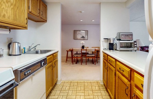 West Dover Condo | Mountain condo w/views, hot tub, pool, sauna, gym, shuttle, w/d, wifi