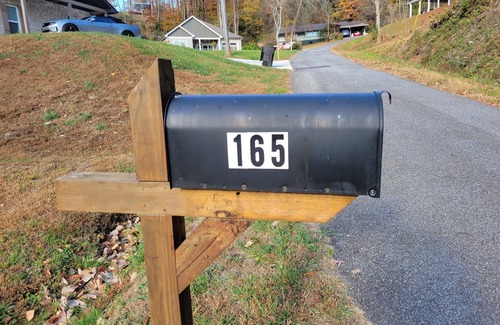 Ellijay Cottage | Mountain Country Cottage three minutes from downtown rustic Ellijay.