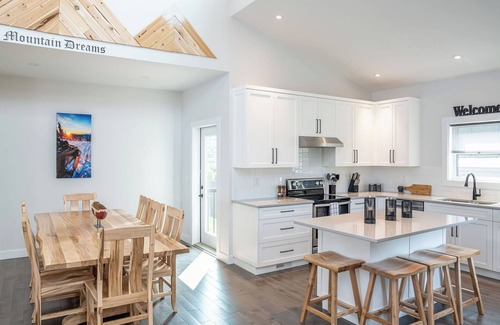 Revelstoke House | Mountain Dreams - Revelstoke Home Near RMR