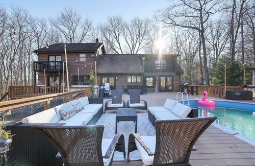 East Stroudsburg House | Mountain Escape 5-Bedroom Near Ski Resort, Private Hot Tub in East Stroudsburg