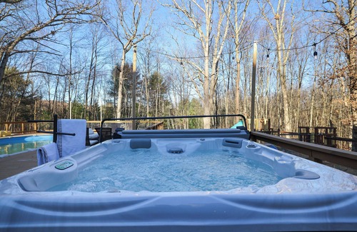 East Stroudsburg House | Mountain Escape 5-Bedroom Near Ski Resort, Private Hot Tub in East Stroudsburg