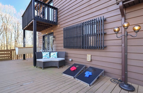 East Stroudsburg House | Mountain Escape 5-Bedroom Near Ski Resort, Private Hot Tub in East Stroudsburg