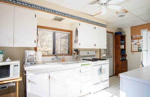 Springville House | Mountain Escape - Perfect for Families, Large Deck!
