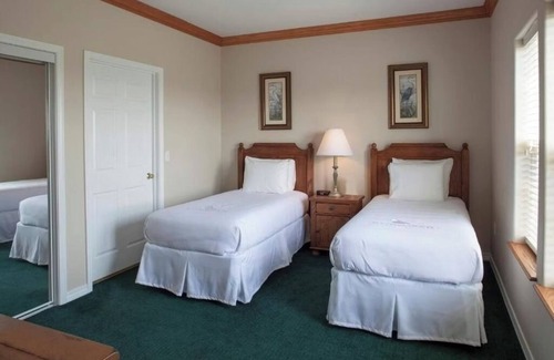 Branson Hotel | Mountain Escape w/Kitchen & Balcony – Ideal for Nature-Loving Groups | 3 Units