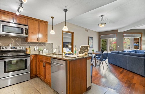 Canmore Condo | Mountain Getaway | Walkout Patio to Pool & Hot Tub