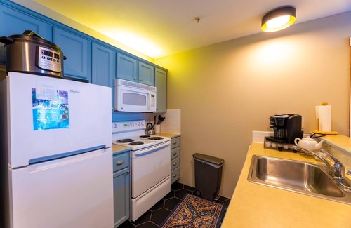 Snowshoe Apartment | Mountain Haven 2BR| Ski-In/Ski-Out | Sleeps 10
