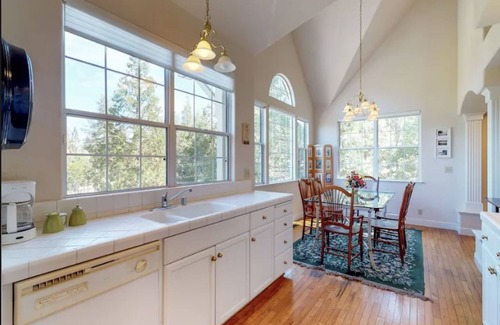 Groveland House | Mountain Home, 30 mins from Yosemite, near lake & golf course.