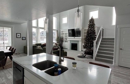 Draper House | Mountain Home l Spa & Stream behind house l Hike, Mountain Bike & Ski mins away
