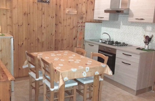 Campo di Giove Cottage | Mountain house covered in wood with fireplace 5 beds