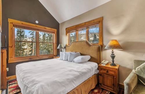 Mountain Village Cabin | Mountain Lodge Jr Ste w/kitchenette - no oven, gas fireplace & ski in-out
