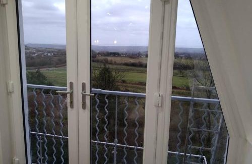 Nantgarw Apartment | Mountain Lodge with magical views