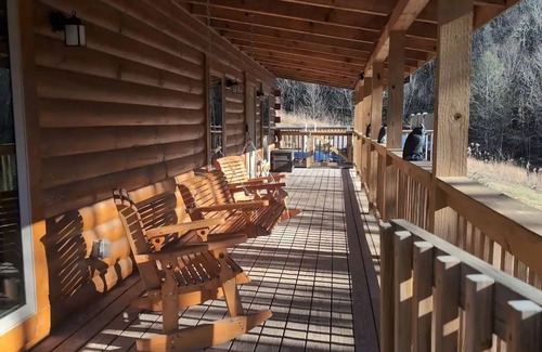 Mountain City Cabin | Mountain Log Home w/Open Floor Plan & Mountain Views