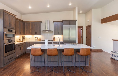 Silverthorne House | Mountain Modern Home in Summit Sky Ranch. Pool, hot tubs, close to skiing