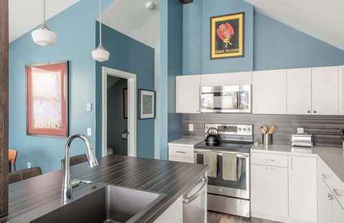 Victor House | Mountain Modern - In-town with rooftop terrace!